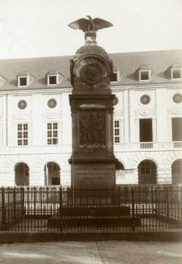 Das Kriegerdenkmal am Rathausmarkt (eingeweiht am 2. September 1873)
