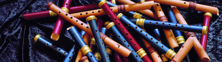 Das Bild zeigt einen Ausschnitt vieler bunter Blockflöten. Es wurde von Herrn Georg Göbel, early music shop Schwelm (Traumflöten), kostenfrei für den Fachbereich Blockflöte/ Alte Musik zur Verfügung gestellt. - Georg Göbel