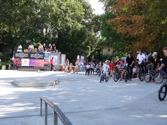 Das Foto zeigt einige Teilnehmer des Skate- und BMX-Contests an der Südstraße