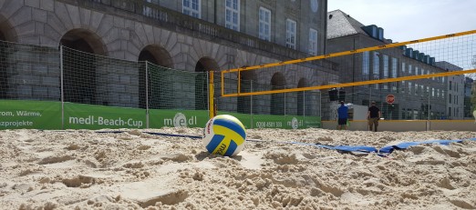 Beachvolleyballfeld vor dem Historischen Rathaus am Tag des Sports 2016.
