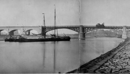 Die Eisenbahnbrücke über die Ruhr von Süden gesehen (um 1866). Im Vordergrund zwei Ruhraakes, die dem Transport von Kohlen auf dem Wasserweg dienten.