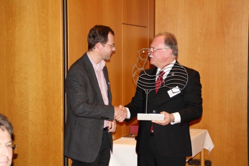 Hoffnungspreis 2011: Preisübergabe durch Superintendent Helmut Hitzbleck an Jens Roepstorff (li.) vom Arbeitskreis Stolpersteine