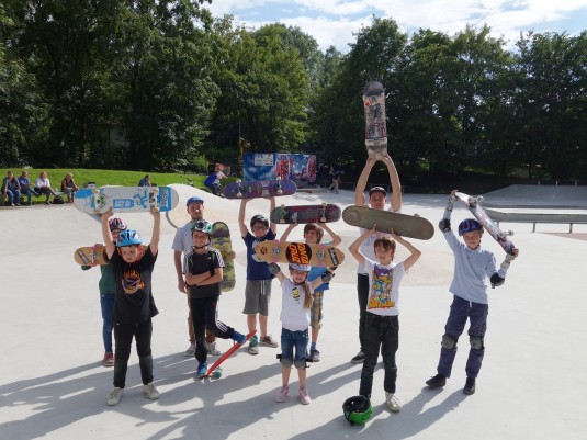 Foto vom Skateboardkurs. Der Mülheimer SportService bietet im Programm TrendSport viele spannende und actionreiche TrendSport-Kurse zum Ausprobieren.