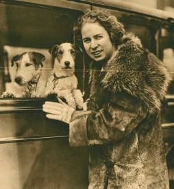 Clärenore Stinnes auf ihrer Weltreise beim Eintreffen in Nowosibirsk (1927)
