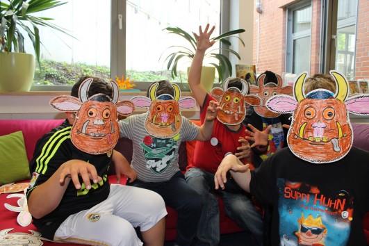 314 Kinder hatten eine Menge Spaß beim Spielen, Lesen und Rätseln bei der Grüffelo-Aktionswoche vom 27. Mai bis 1. Juni 2013 in der Schul- und Stadtteilbibliothek Styrum. Quelle/Autor: Stadtbibliothek 314 Kinder hatten eine Menge Spaß beim Spielen, Lesen und Rätseln bei der Grüffelo-Aktionswoche vom 27. Mai bis 1. Juni 2013 in der Schul- und Stadtteilbibliothek Styrum.