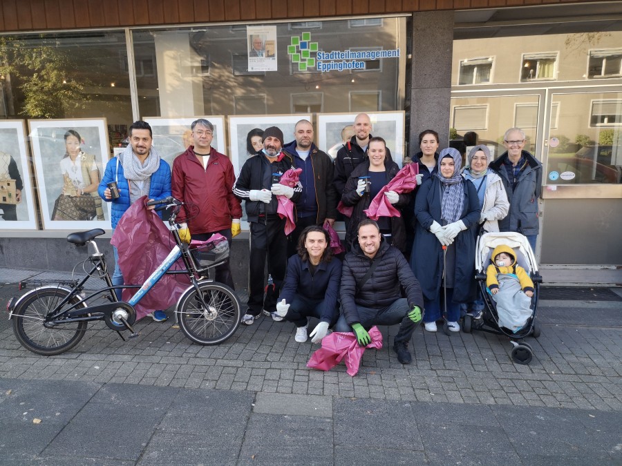 Freiwillige Helferinnen haben sich vor der Aufräumaktion im Stadtteilbüro Eppinghofen getroffen. - Cemal Sari (Stadtteilmanagement Eppinghofen)