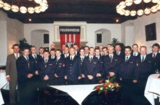 Gruppenbild der Freiwilligen Feuerwehr nach Urkundenunterzeichnung im Schloß Broich.