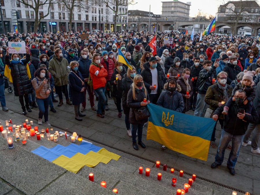 Auf dem Rathausmarkt zünden rund 650 Menschen Friedenslichter für die Ukraine an und demonstrieren gegen den russischen Angriffskrieg. 27.02.2021 Foto: Walter Schernstein - Walter Schernstein