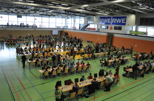 Ein beeindruckendes Bild bot sich dem Besucher in der RWE-Sporthalle beim NRW Schulschach-Cup 2012
