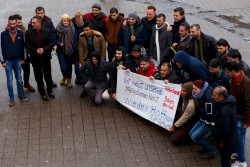 Flüchtlinge setzen Zeichen und suchen den Dialog: Bewohner der Flüchtlingsunterkunft auf dem Kirmesplatz an der Mintarder Straße verteilen Blumen vor dem Mülheimer Forum. Hier alle Mitwirkenden.