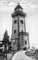 Der Bismarckturm kurz nach seiner Fertigstellung (mit der umstrittenen elektrischen Beleuchtung auf der Spitze)