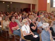 Viele Gäste beim Festakt zur Übergabe der Mülheimer Erklärung zur Würde und Lebensqualität Pflegebedürftiger und der sie Pflegenden am 8. Juli 2013, Realschule Stadtmitte.