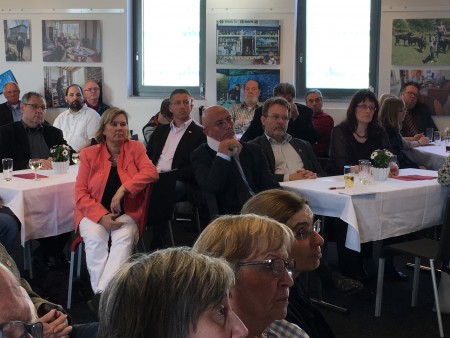 OB Scholten und die Gäste des Arbeitnehmer-Empfangs folgen der Rede von Klaus Waschulewski (DGB) - Dr. Claudia Roos