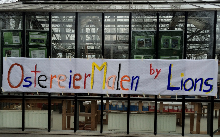 Foto mit Banner zum OstereierMalen bei den Lions - Lions Club