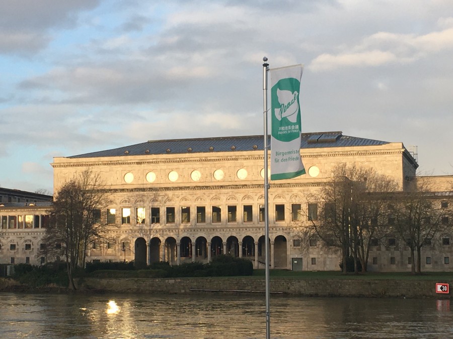 Am Stadthafen wurde heute Morgen die Mayors-for-Peace-Fahne gehisst, um vor dem Hintergrund der aktuellen Lage in der Ukraine ein Zeichen für den gemeinsamen Wunsch nach Frieden und Zusammenhalt in Europa zu setzen. - Referat I.2 - Dr. Claudia Roos Am Stadthafen wurde heute Morgen die Mayors-for-Peace-Fahne gehisst, um vor dem Hintergrund der aktuellen Lage in der Ukraine ein Zeichen für den gemeinsamen Wunsch nach Frieden und Zusammenhalt in Europa zu setzen. - Referat I.2 - Dr. Claudia Roos