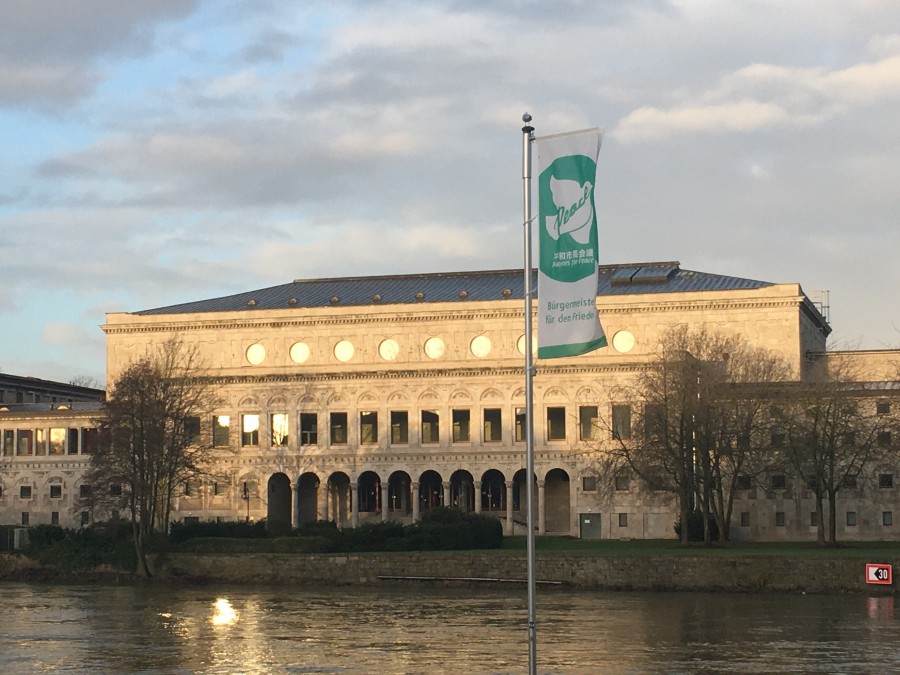 Am Stadthafen wurde heute Morgen die Mayors-for-Peace-Fahne gehisst, um vor dem Hintergrund der aktuellen Lage in der Ukraine ein Zeichen für den gemeinsamen Wunsch nach Frieden und Zusammenhalt in Europa zu setzen. - Referat I.2 - Dr. Claudia Roos