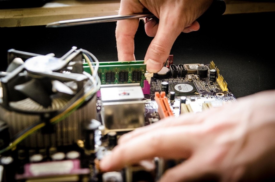 Hände einer IT-Fachkraft bei der Reparatur einer Festplatte eines Computers. - Bild von Michal Jarmoluk auf Pixabay