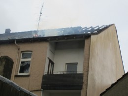 Immer wieder fachten Windböen den Brand an. Ein Löschangriff von Innen war wegen Einsturzgefahr des Dachstuhles nicht mehr möglich.