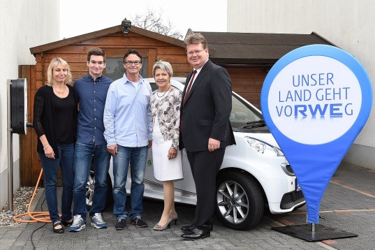 Auftakt Smart-E: Dr. Arndt Neuhaus (r.) mit Oberbürgermeisterin Dagmar Mühlenfeld und eine der zehn Testfamilien aus der Hagenauer Straße 