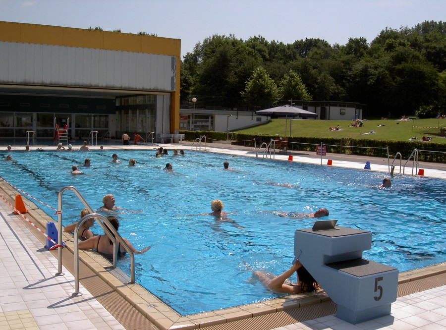 Foto des Schwimmerbeckens im Friedrich-Wennmann-Bad in der Sommersaison