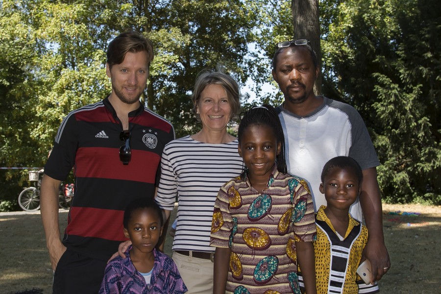 CBE-FamilienFreunde: Giovanna Cappellato und Thomas Baltus mit der Familie Magas aus Guinea - Volker Flecht