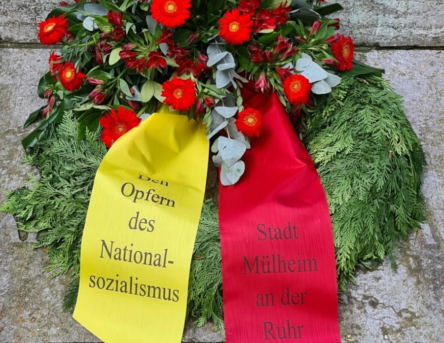 In Gedenken an die Opfer des Nationalsozialismus legt die Stadt Mülheim an der Ruhr Kränze mit Schleifen in den Stadtfarben rot/gelb nieder. - Jasmin Kramer