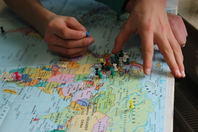 Schülerinnen und Schüler arbeiten zum Thema Migration in der Schul- und Stadtteilbibliothek Styrum an einer Welt-Karte.