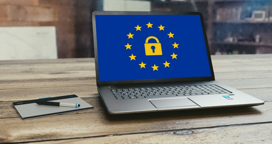 Laptop mit Europafahne und Sicherheitsschloss. Infos zur Europäischen Datenschutzgrundverordnung, EU-DSGVO. - Pixabay