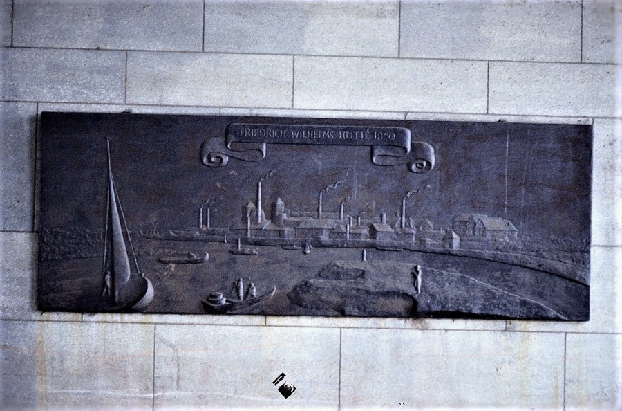 Foto vom Vandalismus-Schaden am restaurierten Relief der Friedrich Wilhelms-Hütte - Barbara Walter