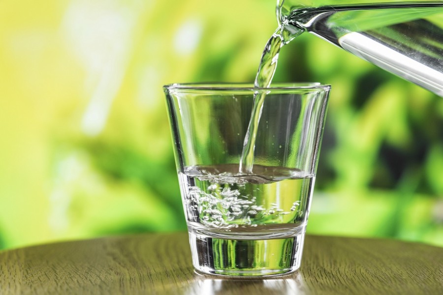 Glas wird mit frischen Trinkwasser aus dem eigenen Brunnen gefüllt. - Pixabay