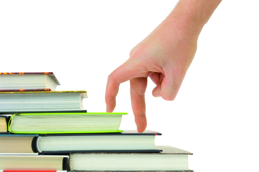 Finger erklimmen Bücher, gesellschaftliche Teilhabe durch gute Bildung.
