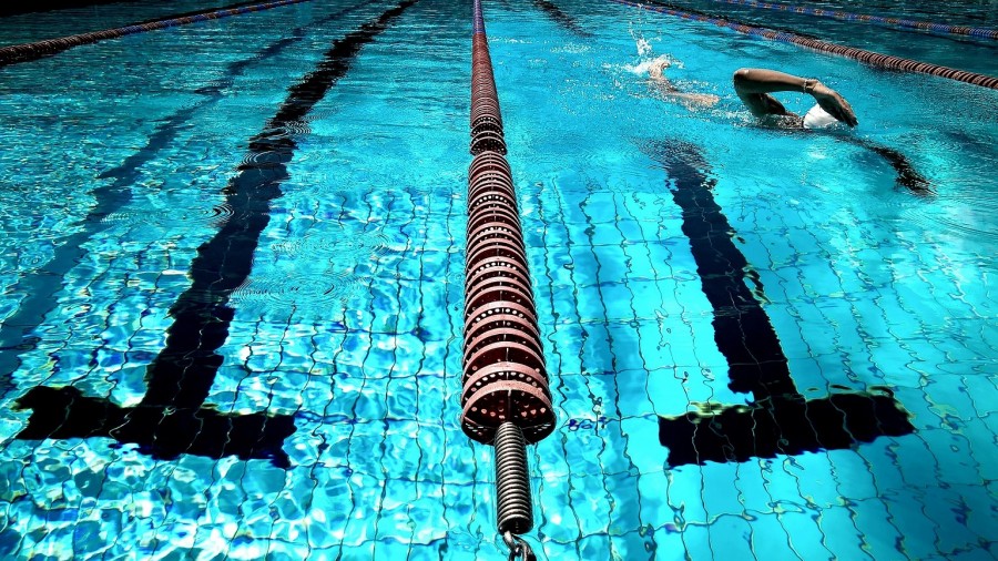 Schwimmen im Schwimmbad, Schwimmerbecken. - Pixabay