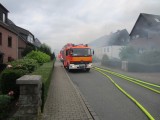 Einsatzwagen der Feuerwehr, im dichten Qualm. Vier Verletzte bei Dachstuhlbrand in Saarn. Ein Übergreifen des Feuers auf das Nachbargebäude konnte verhindert werden.