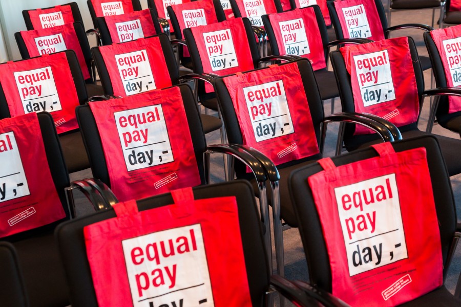 DerEqual Pay Daymarkiert symbolisch die geschlechtsspezifische Lohnlücke. - Equal pay Day,IngaHaar