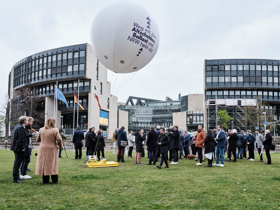 Mit einer spektakulären Aktion haben Städte und Kreise vor dem Landtag in Düsseldorf auf ihre bedrohlichen Finanzlagen aufmerksam gemacht. - büroluigs Agentur für Design  Fotografie