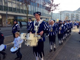 Karneval: Rosenmontagszug in der Innenstadt mit zahlreichen Aktiven aus den Mülheimer Karnevalsvereinen