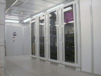 Das neue Rechenzentrum: modern, sicher und funktional. Das Bild erlaubt einen Blick auf einen Teil der Datenschränke, die Herberge der Server.