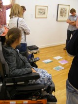 Kunst sehen und erleben ist eine integrative Kunst-Workshopreihe für Menschen mit Lernschwierigkeiten oder geistiger Behinderung, bei der eine Begegnung mit Kunst unter Einbezug aller Sinne ermöglicht wird. 