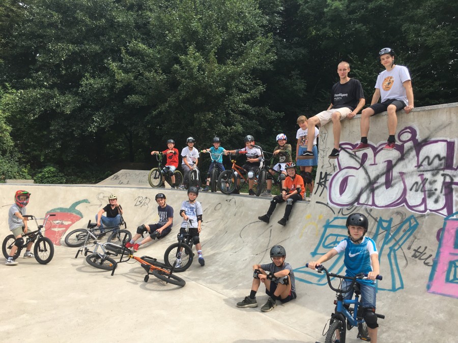 Das Bild zeigt die Teilnehmenden des BMX-Kurses im Skatepark Südstraße - TrendSport Mülheim