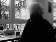 Ältere Dame guckt aus dem Fenster. Demenz Wegweiser, Altenpflege, Senioren, - Pixabay