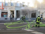 Feuerwehrleute im Einsatz. Es brannte in einem Ladenlokal. Eine Ausbreitung auf weitere Gebäudeteile konnte verhindert werden.