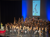Das Bild zeigt Schüler*innen der Hölterschule, die am 25.11.2018 im Rahmen der Familienkonzerte in der Stadthalle den ZAUBERLEHRLING aufgeführt haben.