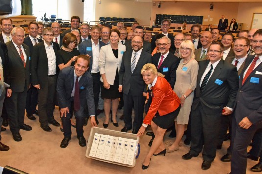 OB Ulrich Scholten (rechte Bildhälfte Mitte) bei der Übergabe des Informations- und Auskunftsersuchen an EU-Parlamentspräsidenten Martin Schulz.
