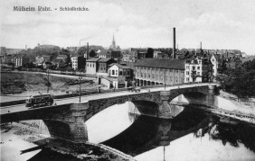 Blick auf die Schlossbrücke und das Broicher Ruhrufer (vor dem Bau der Stadthalle)