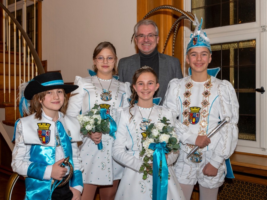 Oberbürgermeister Marc Buchholz hat das Kinderprinzenpaar Louis I.  Emily I. in der Rathausbibliothek empfangen. - Tobias Grimm