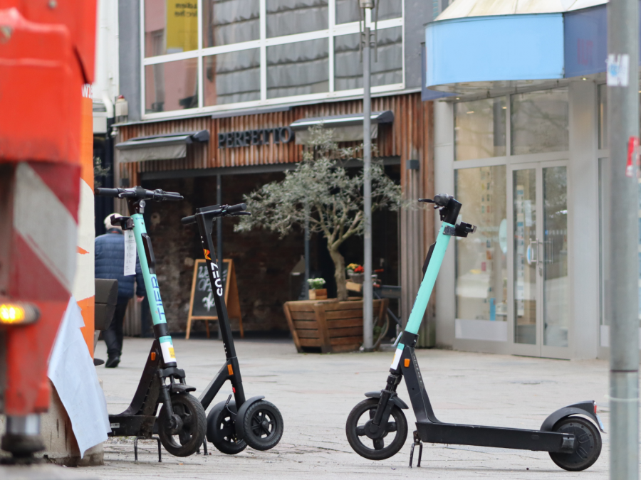Seit Anfang März bieten verschiedene Anbieter die Möglichkeit mit dem E-Scooter durch Mülheim zu fahren. - Online-Redaktion - Referat I - Sarah Sternol