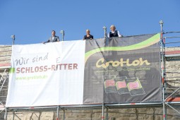 Die Firma Grotloh ist im Oktober und November 2015 Schloss-Retter mit einem Banner an der Ringmauer von Schloß Broich.