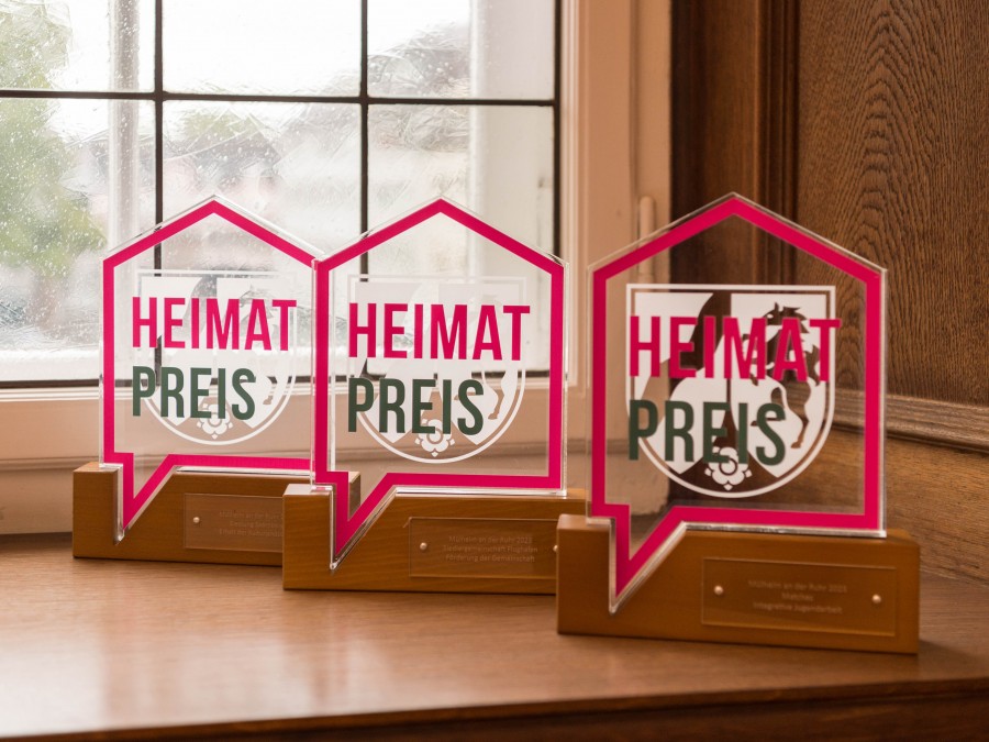 3 Pokale, Heimatpreis 2023, Ratssaal im Rathaus der Stadt Mülheim an der Ruhr - Online Team, Referat I - Helena Grebe
