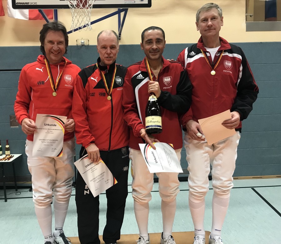 Stadtdirektor Dr. Frank Steinfort (Foto links) verteidigte mit seinen Mannschaftskameraden erfolgreich den Titel des Deutschen Meisters im Florett-Seniorenmannschaftswettkampf. - privat