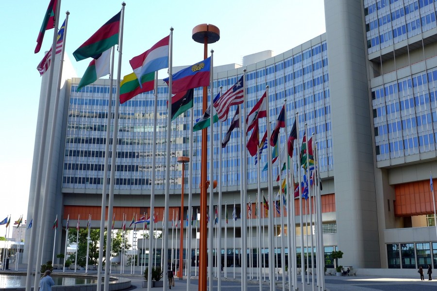 Das Foto zeigt das Gebäude der Vereinten Nationen mit Flaggen aller beteiligten Länder vor der UNO in New York. Unionsbürger, Wahlberechtigte, Wahlen, Ausländerinnen, Ausländische. - Pixabay